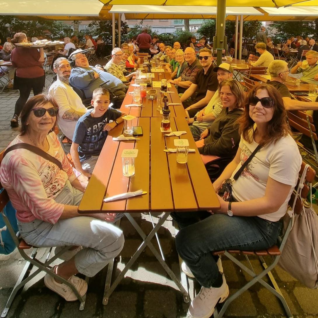 Foto der Teilnehmenden im Lokal